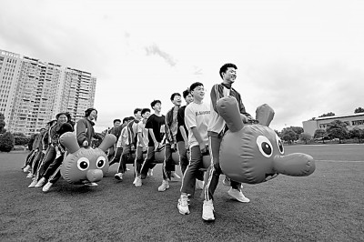 5月25日，贵州省岑巩县第一中学高三学生正在做减压游戏“多足毛毛虫”。唐鹏摄/光明图片
